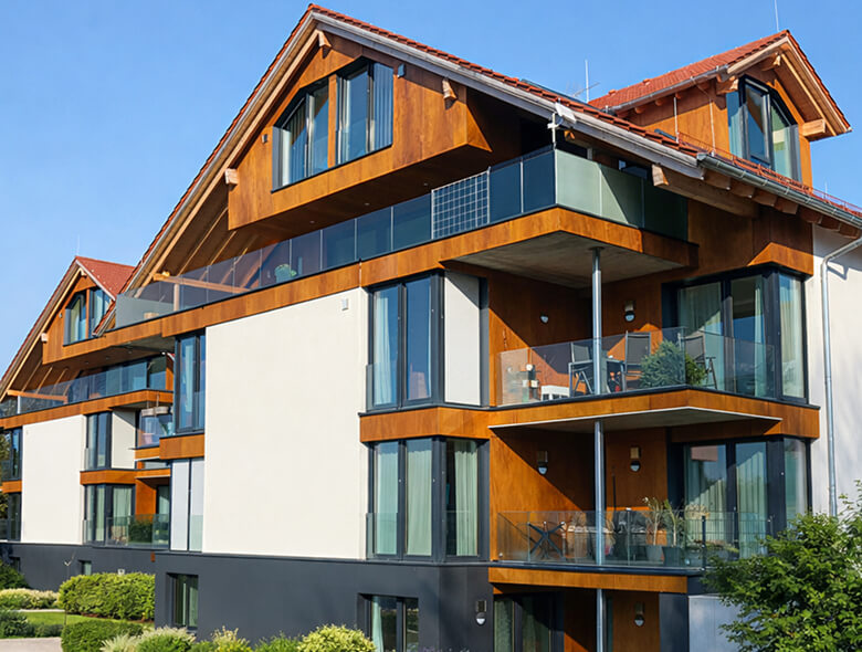 Moderne Holzhybrid-Bauweise im Alpenvorland